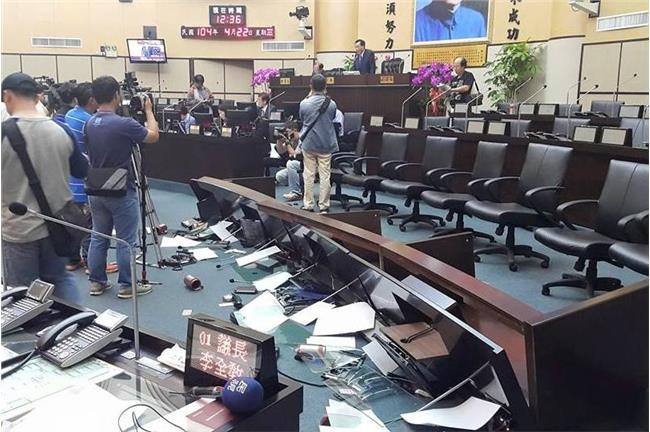 火爆南議會！不滿賴缺席　議員怒翻桌