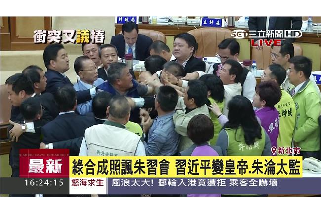 綠營拿合成照諷朱習會　藍綠議員爆衝