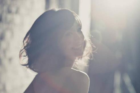 媒體成網路霸凌幫兇？正妹主播揭往事