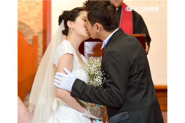 陳冠霖太電了！湘瑩拍吻戲害羞臉紅紅