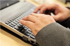 電腦網路鍵盤網友霸凌-flickr-Ministerio TIC Colombia-https://www.flickr.com/photos/ministerio_tic/6812407093