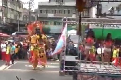 神明踩街竟暈倒！網友：都鋼管辣妹啦