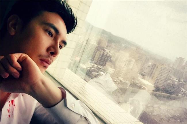 謝佳見衣領見血　不忘為尼泊爾祈禱