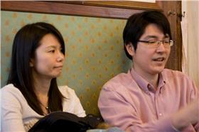 夫妻,家人 Flickr-欣盈 https://www.flickr.com/photos/lily_lin/5520018280/in/photolist-9pMx7Y-9hjHhb-GvX5C-bq17dy-bq16ZW-e7xkXo-bCJ75x-bpV88x-dnegec-pUyw-pUxv-bVXQwy-bVXQpA-4JZbfb-5XnsNv-7xjyCj-f5cH-8GR9Ks-9Ub8ay-dnehXz-7xfL4p-ddVHWV-azTAo6-bXNQdA-pUv8-pUut-pUtR-6fBb3u-3CRfCP-pVam-pUAo-pUz8-pUyp-pUxC-pUxf-pUwr-6fwZQM-96ptGF-4TnjNe-6hdGZY-7zR3L4-4MUbib-4MQNCv-4gPJaz-pUzC-hoGUVo-6TbSAD-6hTYeK-dNNfTW-6M98JA