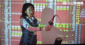 台股破萬點慶賀-圖片取自投稿中心