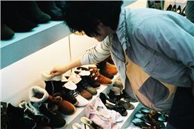 鞋,挑選／flickr-*嘟嘟嘟*(https://www.flickr.com/photos/enixii/3125643264/in/photolist-5LcJR7-5rewo4-5riSey-8zjsQd-6mQXn4-5reJZc-d3yA7y-7WXKiS-6NhAfg-6F6VMK-63jmM1-6B8iVd-9n3xk1-cfpPCs-5LsXG9-5LsXXy-5LsYab-5LoHAK-7Lumqc-4QftiZ-9VEWzn-gxjBmx-4yuey-kA5DVF-9esYTK-nREiH2)