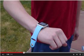 摔蘋果手錶
圖片來源：影片截取