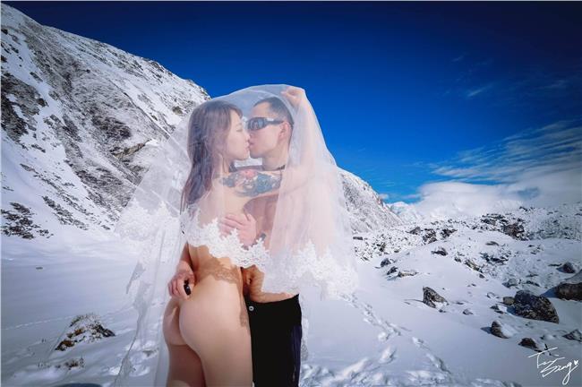 尼國拍全裸婚紗　柳喪彪遇震平安歸來