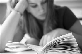 人生選擇,考試,讀書,壓力,閱讀,/Flickr-Stefano Montagner/https://www.flickr.com/photos/stemonx/7209965342/in/photolist-bZ7Xvh-mJmYyn-aiBS2U-aimX7e-eirRgv-6eFpdF-cgXL6j-cgXKrU-52u6Xs-c5qref-rPsq3x-rbMjDC-nzfebX-8BFByE-nzfe54-4NonqL-qLq2WU-c7AYS3-8Y5jc3-nqAjsC-8BFBHb-pPJ8qe-5HjpZb-9cjTgJ-nDTzBK-5nttBY-qqLtzC-5XRxAr-nbUuCZ-eBo8KV-6kDJU3-6kzyy8-6kzxRP-6kDGWQ-6kDGpC-6kzw4X-6kDF4j-6kDEpd-6kztwZ-6kDCvb-6kzs8D-6kzrpM-6kDAjS-2G9DUP-aKYfm-hC87x-9H6Cwo-9Qekaz-4WmYM3-no7avD