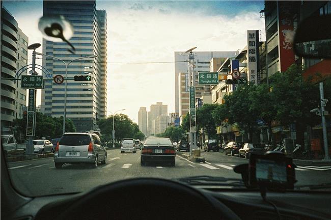 開車看電視新法列管　行動裝置鑽漏洞