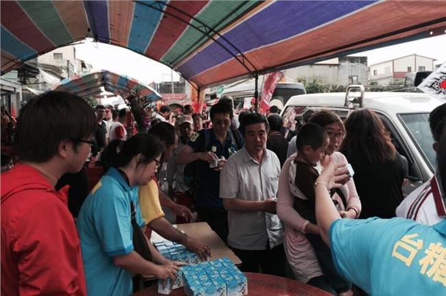 台糖生技送蜆精　大甲媽遶境幫你補氣