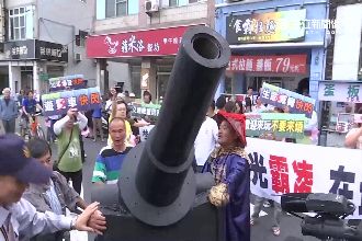 陸客遊覽車塞爆　西子灣居民擋車抗議