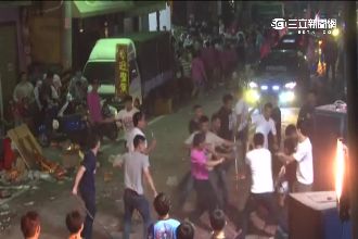 迎媽祖過頭！陣頭狠揍人　鐵棍打到彎