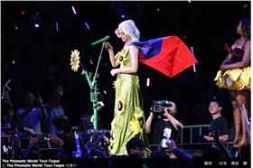 凱蒂佩芮在演唱會上批上青天白日滿地紅國旗（圖／翻攝自凱蒂佩芮台灣粉絲團）