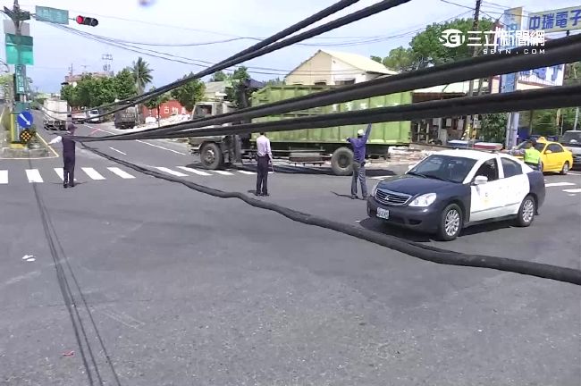 頭過身不過!拖板車載水塔惹禍 扯斷電纜、路牌 | 社會 | 三立新聞網 SETN.COM