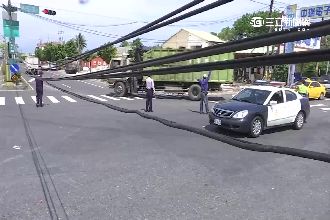 神扯！拖板車載水塔　造成交通癱瘓