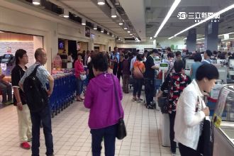 陸客攻佔花蓮賣場！結帳等30分惹怨