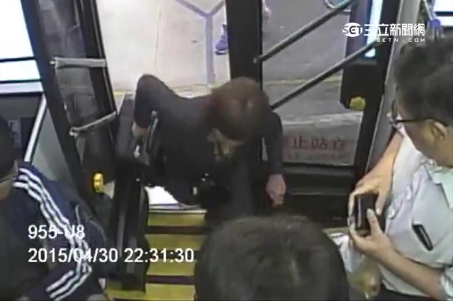 BRT車門又夾傷乘客　司機是累犯