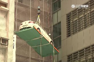 「受困」11天　停車塔內轎車吊出