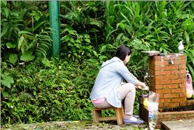 洗碗／Flickr-Shanti(https://www.flickr.com/photos/124383946@N05/14026228019/in/photolist-DhNeY-976uD1-4NuCsy-4NuCyY-4Nqrrc-4NuD17-4NqqMR-4NqqGX-4NuCJd-4Nqqh2-6soQsu-wK7FF-wK6Vi-wK62A-7sBQsz-o1UDyY-4DnoJ4-5eqoi4-nns5Vz-6kztL9-58pFx4-5xoy28-4qMtJq-7qHo6N-5vS6Yy-Ai6YD-7qHvQA-6sb6vX-4qMtKo-7qDs4M-78bAwF-78fv1m-5FokLv-5vS8EJ-4wtPft-gbBH8p-tghZC-aYJVfi-9YK1V8-7SjG4f-4iT7Eu-bYQEzw-f2v82B-gggS5T-Tcstq-6uG2nt-37khfD-dYpDPf-5nMDZm-nHvPSc)