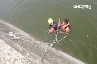 落水急救援！浮屍突開口：我在抓魚耶