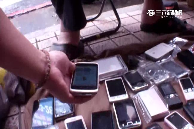 萬華地攤以物易物　賣二手機來源可疑
