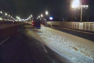 聯結車撞分隔島　35噸玉米灑滿國道