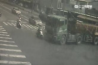 闖紅燈撞飛機車　砂石車還想肇事逃逸