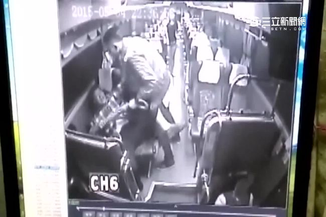 太扯！醉翁搭客運胡鬧　狠踹司機頭
