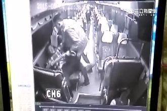 太扯！醉翁搭客運胡鬧　狠踹司機頭