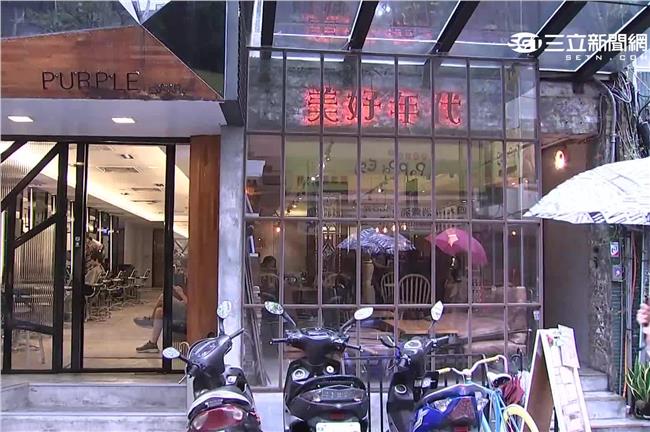 獨／知名咖啡廳　遭控店員擁狗做飲品