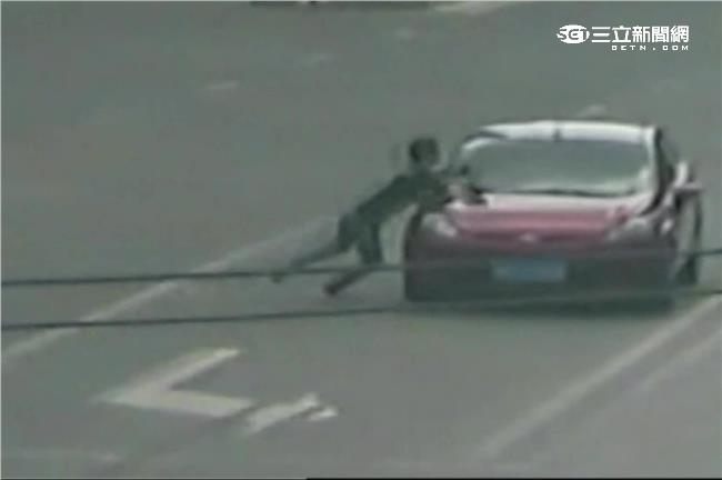 男為「假車禍真詐財」　搏命飛身撞車