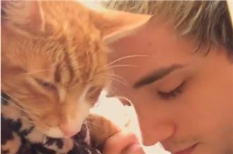 這位帥哥唱歌就像天籟　卻慘遭怒瞪…