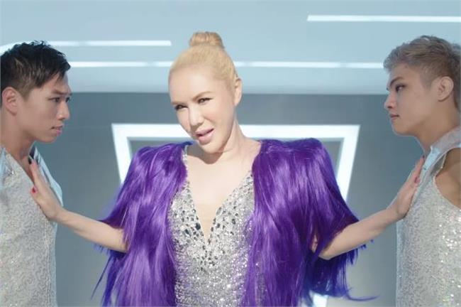 歌手很多，但敢用鴨嗓唱歌的只有利菁