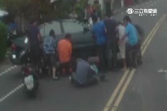 女騎士被壓汽車下　13民眾抬車救命