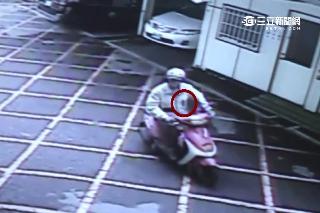 阿伯金勇！左胸遭刺還能自行騎車就醫