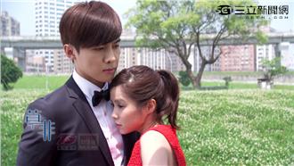 關曉彤喊我願意　紀家尉霸氣摟她入懷