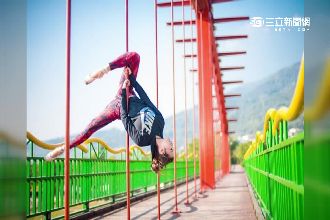 鋼管一字馬不夠看　茵茵大秀自由落體