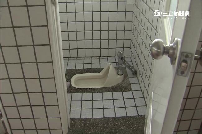 劉政鴻搞窮苗栗　蓋流動公廁燒三千萬