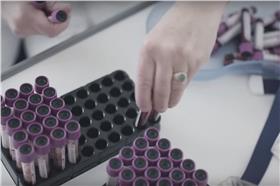 奧地利《Vangardist》雜誌將HIV陽性患者的血液和油墨混合。（圖／翻攝自YouTube）