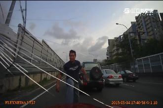 暴怒哥抄棍砸車　女駕駛國道遭擋嚇歪