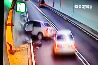 車殼零件噴飛！女駕駛雪隧自撞身亡