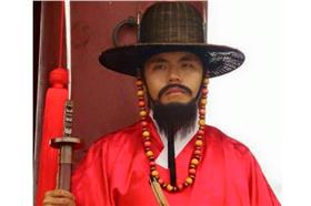 周董改行當衛兵？！憲哥：有困難要說
吳宗憲臉書