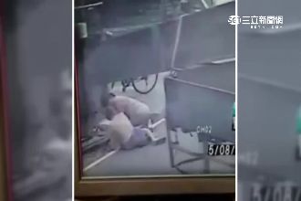 貨車載物超出車斗　過彎鋼條打趴路人