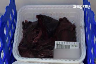 獨／你敢吃嗎？賣場驚見超「黑」鮪魚