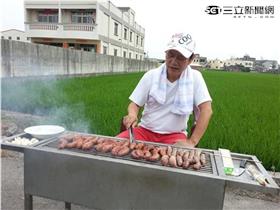 黃西田變身香腸伯.烤香腸_草地狀元提供