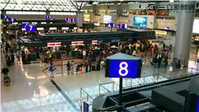 桃園機場航空公司報到櫃台（翁堃泰攝影）