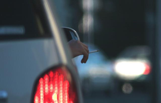 行車時抽菸影響他人　7月將罰600