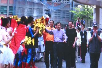 把自己當金正恩？校董要師生列隊迎賓