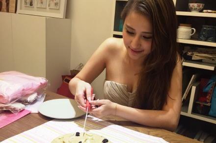 吳克群女友何超蓮　側乳大放送慶生